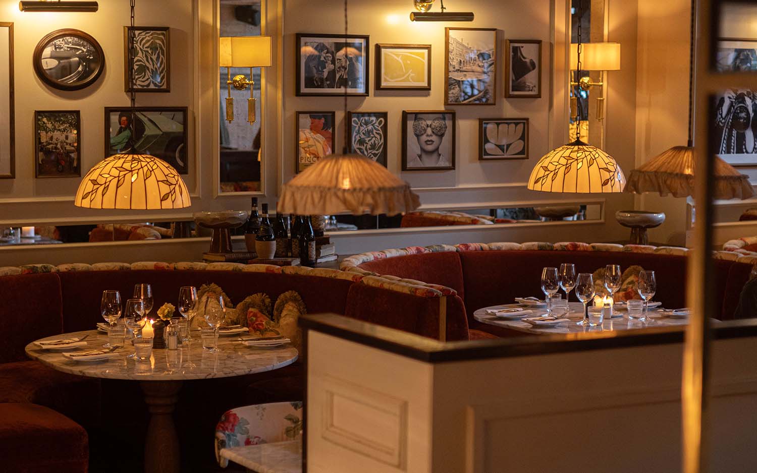 Ristorante Bellora lounge seating with cozy booth design