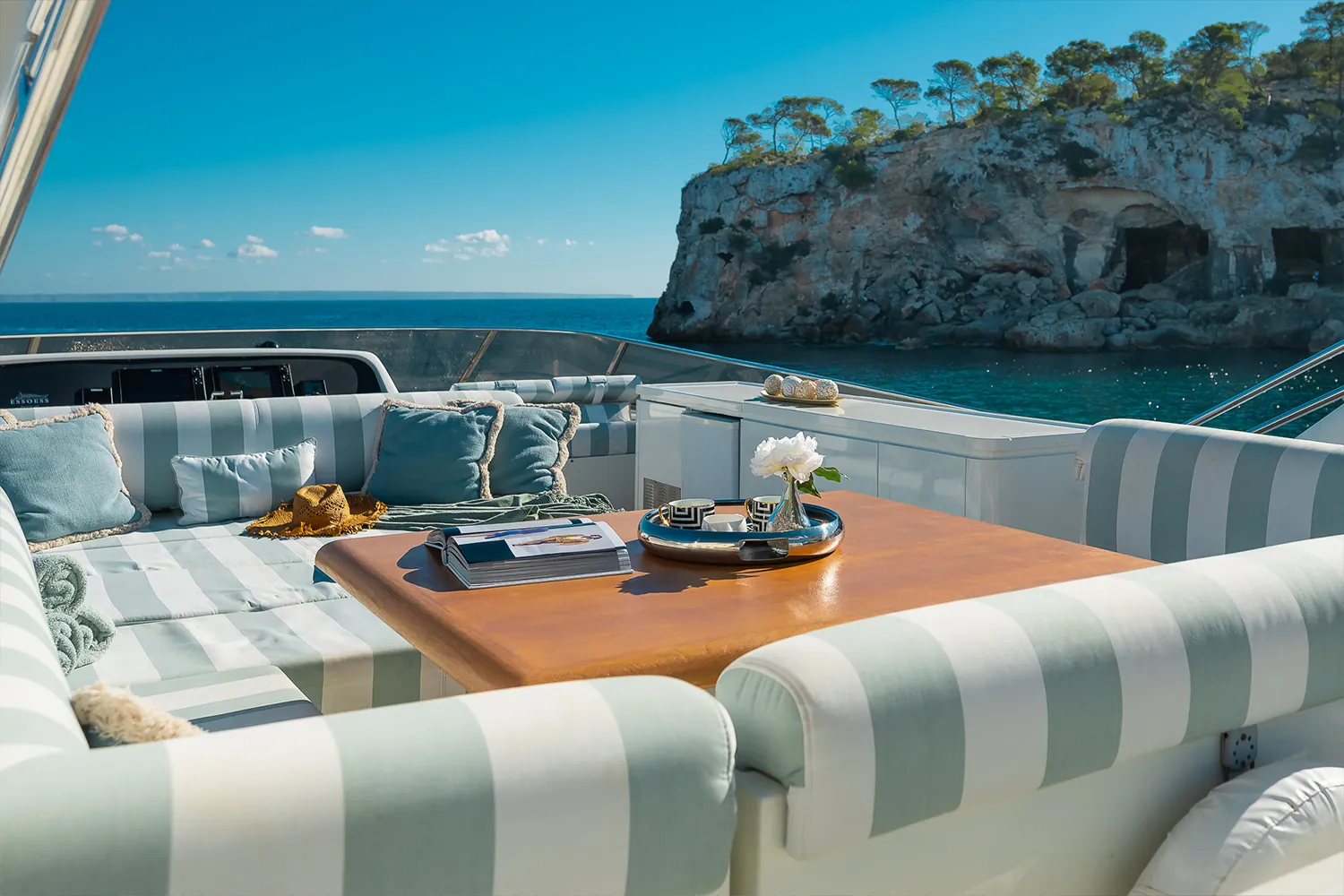 Master cabin with premium bedding aboard ESSOESS yacht Palma