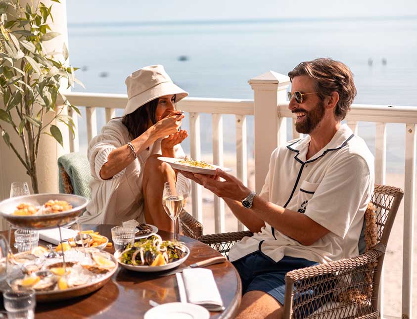 Restaurant Famille evening dining with warm ambiance at Strandbaden