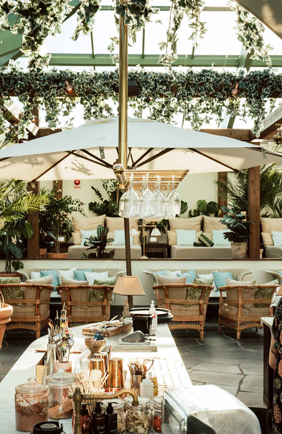 Retreat Bar with cocktails and relaxed seating at Strandbaden