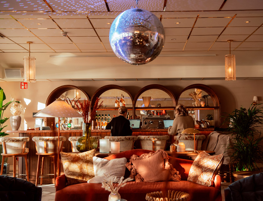 Guests enjoying dinner at Kelly's restaurant, Falkenberg Strandbad