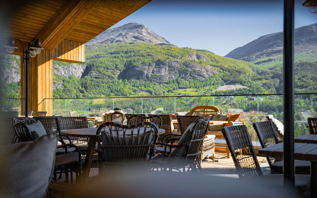 Bar Liv cocktail bar with warm lighting at Fyri Resort Hemsedal