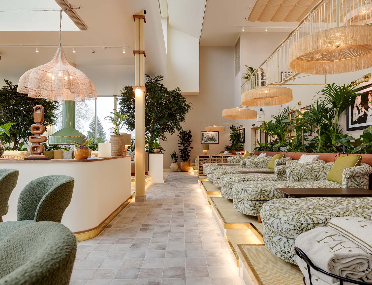 Hjortviken bar area with cocktails and ambient lighting