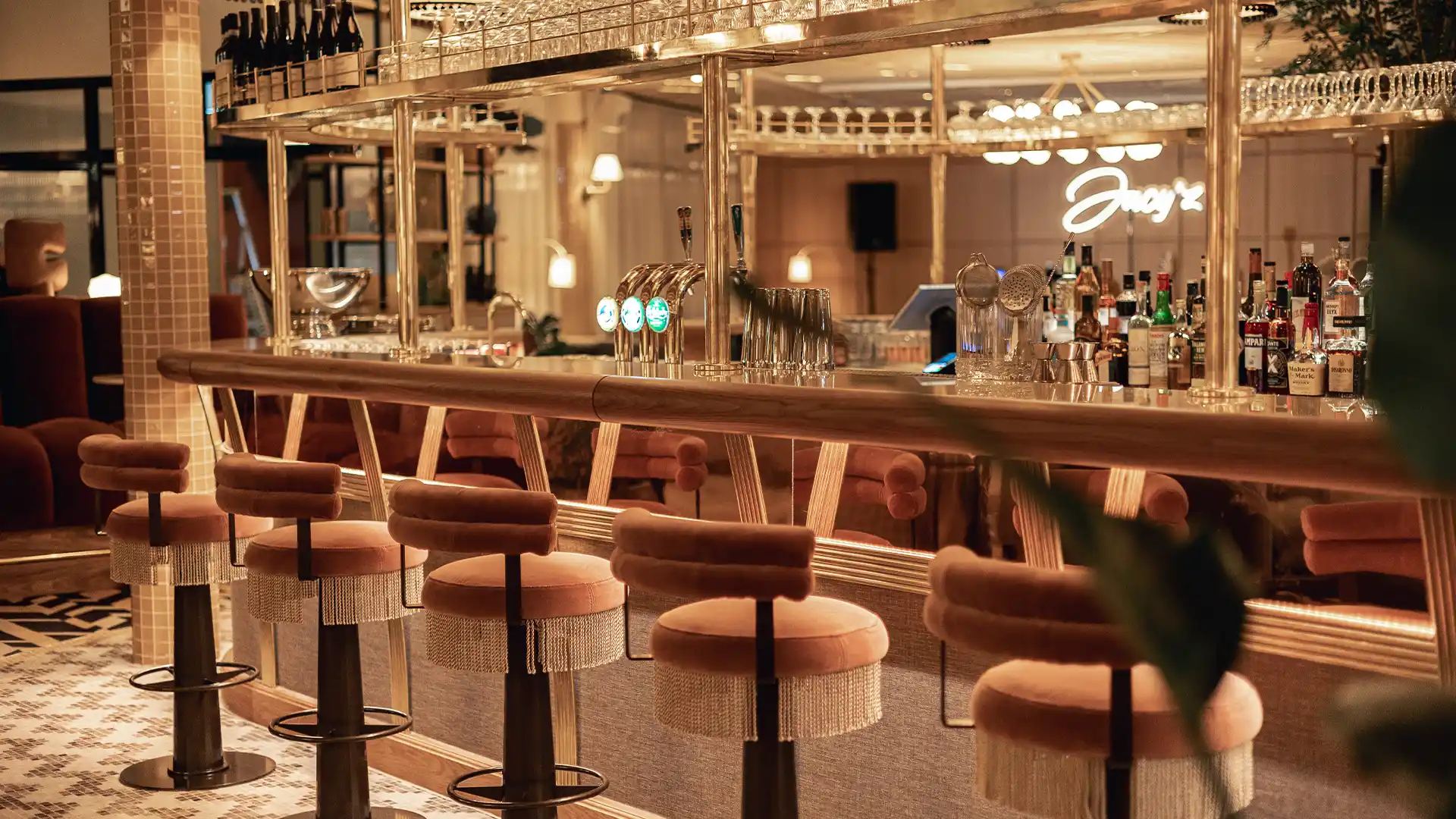 Quiz night in the Jacy'z lobby bar with engaged participants